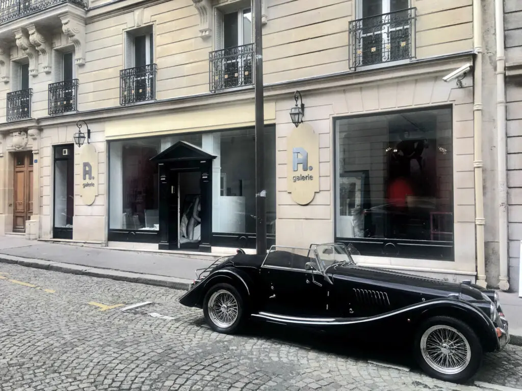 Vue extérieure de la galerie / Exterior view of the gallery